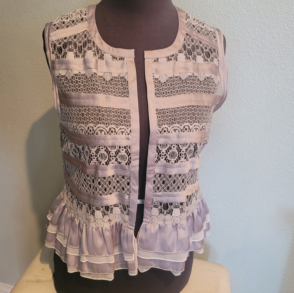 Mystree Gray Lace open front  vest with ruffle SIZE L🪻